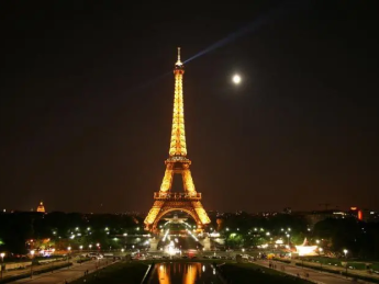 Энергокризис: в Париже сократят время подсветки Эйфелевой башни
