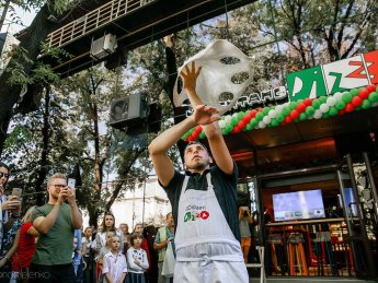 Шоу піца-майстра на відкритті Slice&Coffee в Чернівцях