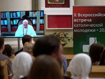 Трансляція звернення Папи Франциска до російської молоді. Фото: Vatican News