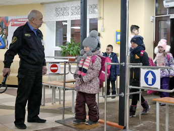Во всех украинских школах появится охрана