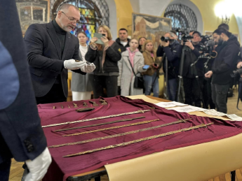 В Україну повернули історичні артефакти, які були викрадені росіянами