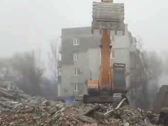 В Мариуполе россияне начали сносить здания исторического значения (ВИДЕО)