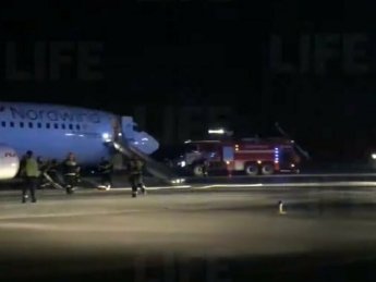 В аэропорту Москвы при взлете задымился лайнер Boeing-737: есть пострадавшие (ВИДЕО)