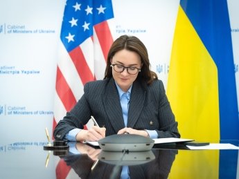 Юлія Свириденко підписує меморандум із США