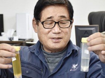 Масуми Нисида с образцами биодизельного топлива. Фото Kyodo News