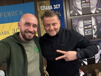 Волонтер и военный корреспондент Роман Бочкала, главнокомандующий Вооруженными силами Украины Валерий Залужный