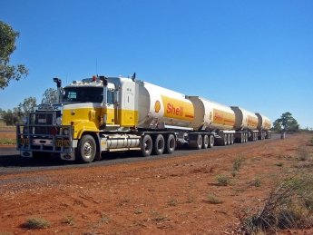 нефтевозы Shell, дорога, деревья
