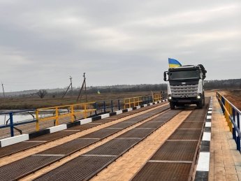 Біля деокупованої Снігурівки відкрили тимчасовий міст через Інгулець замість зруйнованого (ФОТО)