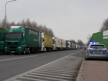 Черга з вантажівок біля польського КПП "Дорогуськ". Фото: RMF24