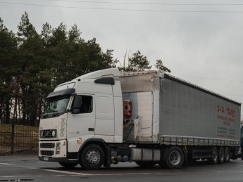 На кордоні з Польщею відновлено пропуск українських вантажівок