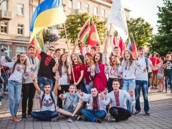 Як адаптуватись до життя за кордоном: волонтери спільно з МЗС України створили  Цифровий помічник українця