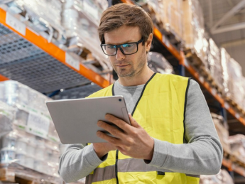 таможенный брокер, мужчина, товар