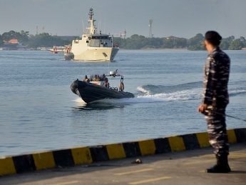 Россия начала перебрасывать войска в Крым — Bloomberg