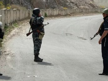 На границе Таджикистана и Кыргызстана произошли столкновения: власти начали эвакуацию населения, СМИ сообщают о погибших