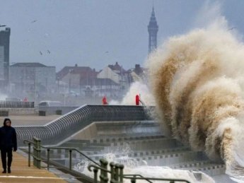 На Европу обрушился мощный шторм: есть жертвы и разрушения