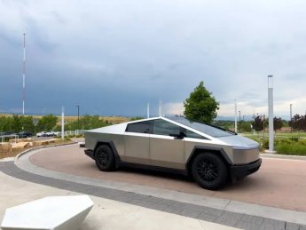 Tesla відкликає понад 27 000 автомобілів Cybertruck: в чому причина