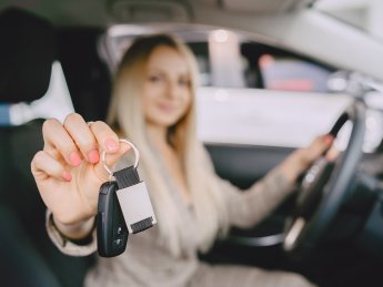 жінка, продаж авто, ключі