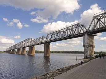Рыболовный железнодорожный мост в Киеве
