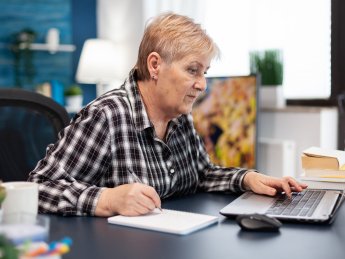 женщина ноутбук офис