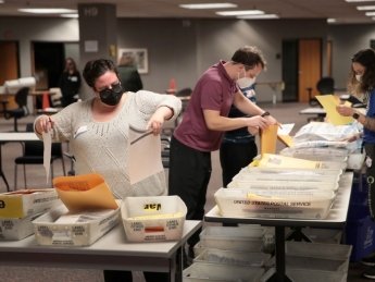 Обработка бюллетеней для голосования по почте. Висконсин, 4 ноября. Фото: Getty Images