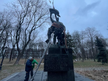 В Киеве демонтировали памятник участникам антиукраинского "январского восстания"