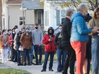 Очередь избирателей в последний день досрочного голосования, Айова. Фото: Getty Images