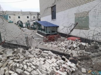 У Кримінально-виконавчій службі показали наслідки обстрілу Херсонського СІЗО 4 грудня