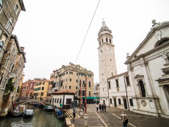 Италия город архитектура дома улица река