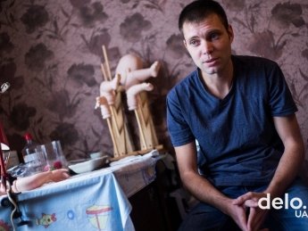 Ветеран АТО Сергій Бондар спершу почав робити ляльок для реабілітації. Фото: А. Владико