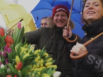 "С открытым сердцем и без политики": в центре Киева прохожим подарили 5 тысяч тюльпанов