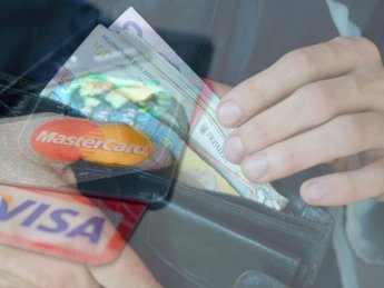 Українці оформлюють більше банківських карток, але середні чеки падають. Як і чому змінюються платіжні звички громадян