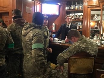 В киевскую гостиницу Premier Palace ворвались люди в камуфляже. Требовали национализации объекта