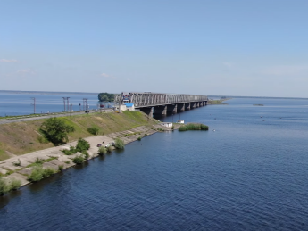 "Укрзалізниця" скасувала приміські потяги після ракетного удару по мосту через Дніпро у Черкасах