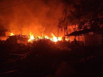 В Харкові ворожий обстріл спричинив масштабну пожежу на складі деревини