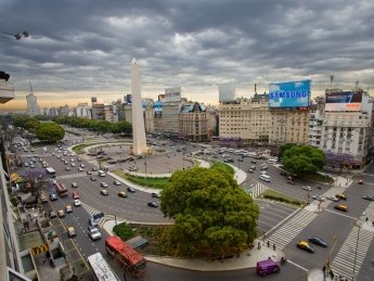 город Буэнос-Айрес, дорога, автомобили, здания, стела
