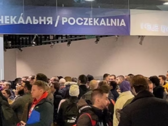 Консульства припинили надавати послуги чоловікам призовного віку. Фото: sud.ua