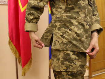 В Украине утвердили военную полевую форму для женщин