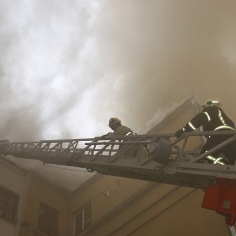Через обстріл Харкова виникло п'ять пожеж: рятувальники показали гасіння найбільшої (ФОТО, ВІДЕО)