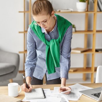 женщина офис зеленый шарф документы