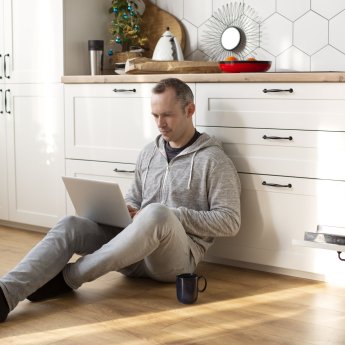 чоловік кухня ноутбук