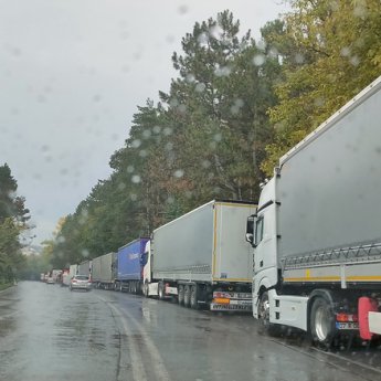вантажівки