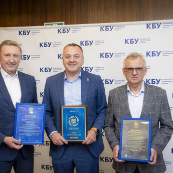 Голова комісії "Знак Якості" Володимир Онищенко, генеральний директор Caparol Україна Віталій Верещагін та директор коледжу "Синергія" Георгій Алексенко