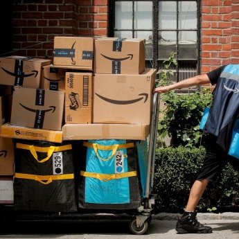Акции подскочили на 14%: Amazon впервые опубликовала отчет о доходах от рекламы и подняла тарифы Prime