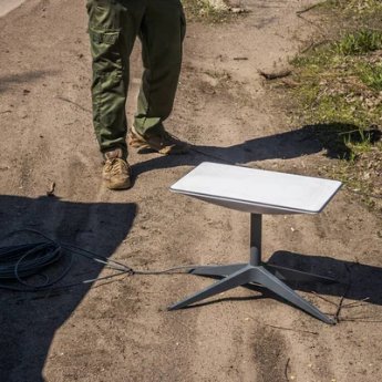 ukrainian, soldier, using, starlink, satellite