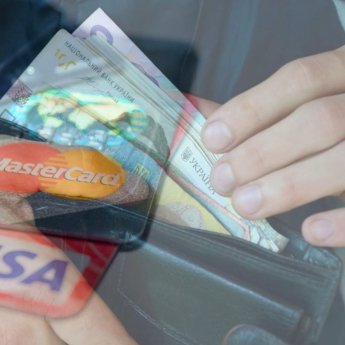 Украинцы оформляют больше  банковских карт, но средние чеки падают. Как и почему меняются платежные привычки граждан
