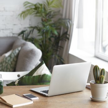 домашний офис стол ноутбук квартира фриланс работа