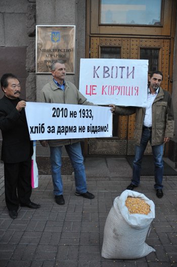 Фото 2 — Селяне проведут всеукраинские акции протеста, если не разблокируют экспорт зерна и не отклонят Налоговый кодекс