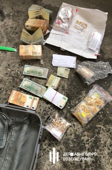 Фото 2 — Двух сотрудников посольства Украины в Польше поймали на контрабанде сигарет на 1,5 млн грн