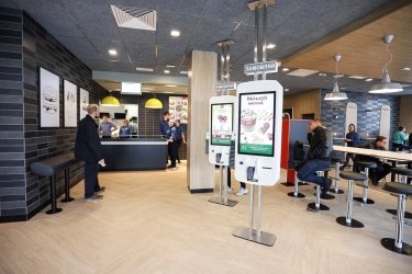 Фото 2 — Как выглядит первый украинский McDonald's на территории АЗС с солнечными панелями