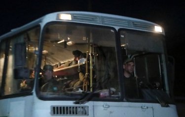 Фото 2 — З території "Азовсталі" виїхали автобуси з українськими військовими